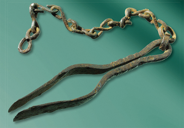 Железный пинцет с цепочкой – инструмент, необходимый для работы ювелира. Длина пинцета 9,8 см
