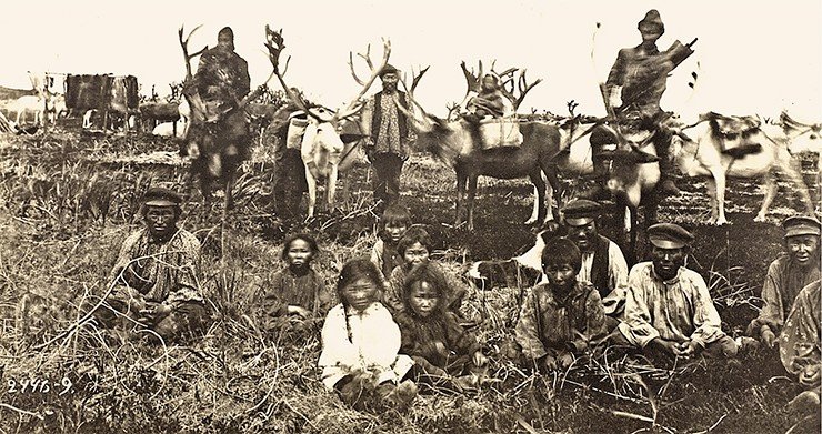 Группа тунгусов с оленями. 1893 г. Фото Л. Я. Штернберга МАЭ РАН (Санкт-Петербург)